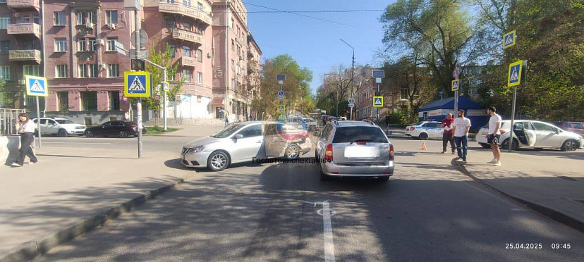 Две девушки пострадали в тройном ДТП в центре Саратова