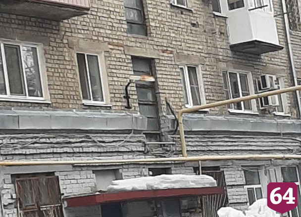 В Саратове при уборке снега сломали фонари 