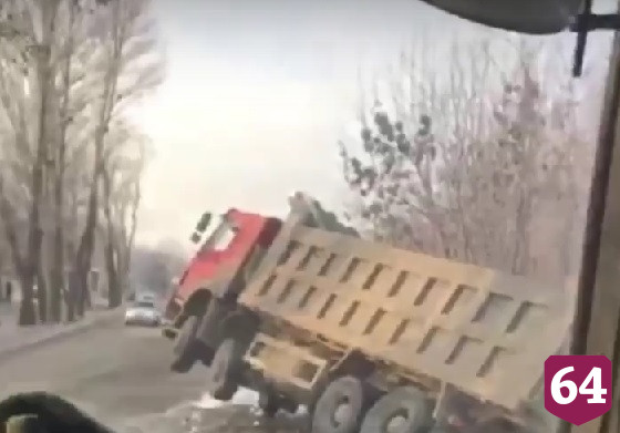 За три дня в Саратове два грузовика провалились в одну яму