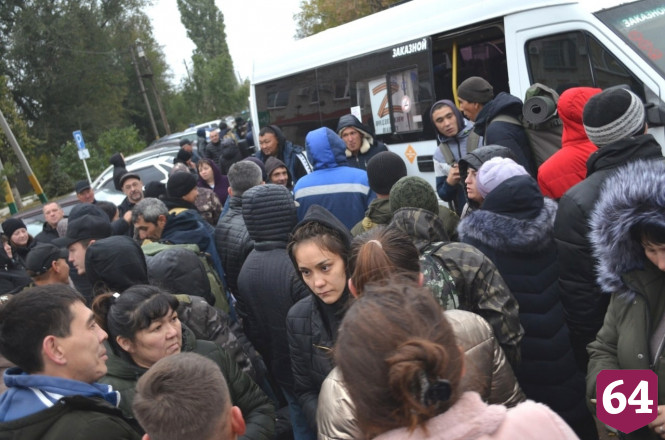 Мобилизованных саратовцев на проводах благословляли священники и имамы