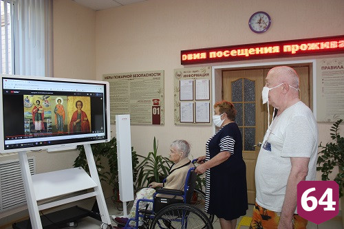 В храме Энгельсского дома-интерната вспоминали лекаря и святого Пантелеимона 
