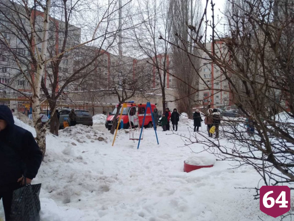 В Саратове пожарные потушили полыхающую многоэтажку
