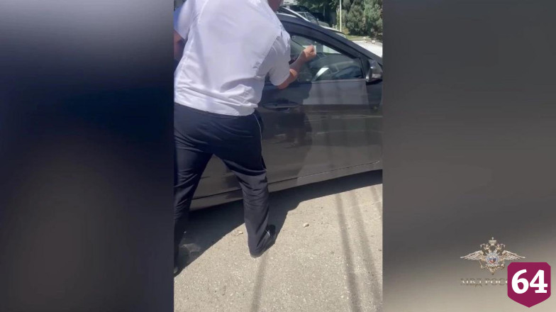 Саратовский полицейский спас семимесячную девочку из запертой на жаре машины