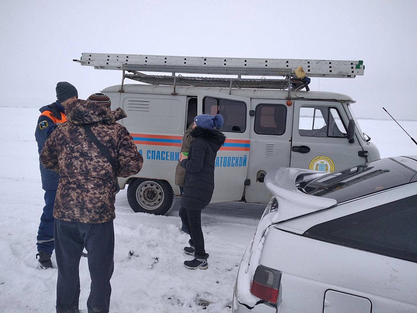В сугробе под Саратовом застряли автомобили с ребенком и беременной 