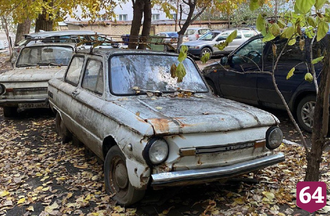 На улицах Саратова насчитали десятки брошенных автомобилей