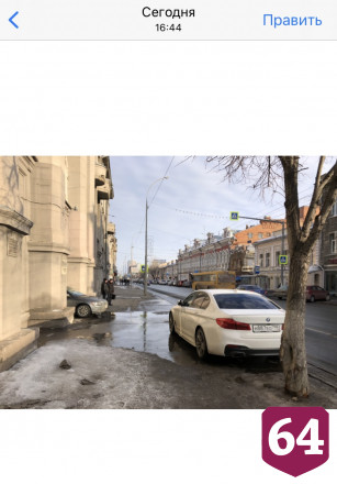 В центре Саратова автохамы массово паркуются на тротуаре