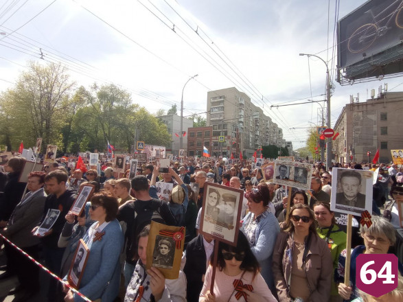 В Саратове начал шествие «Бессмертный полк»