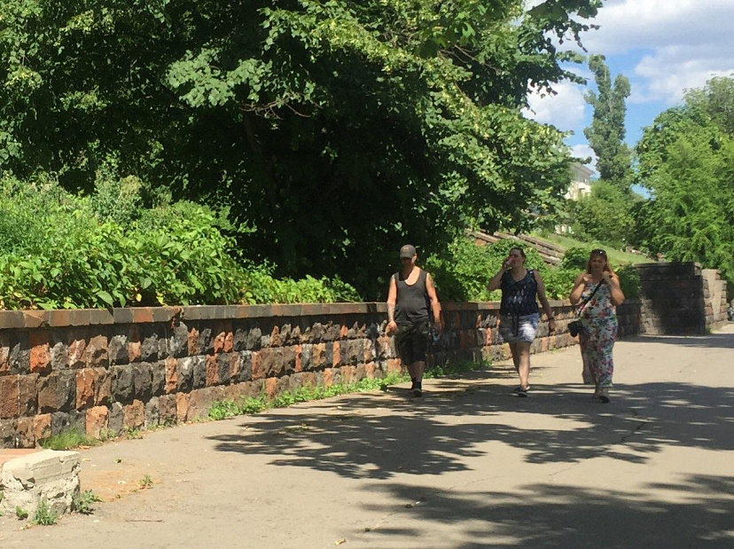 Жители Саратова гуляют по набережной без масок