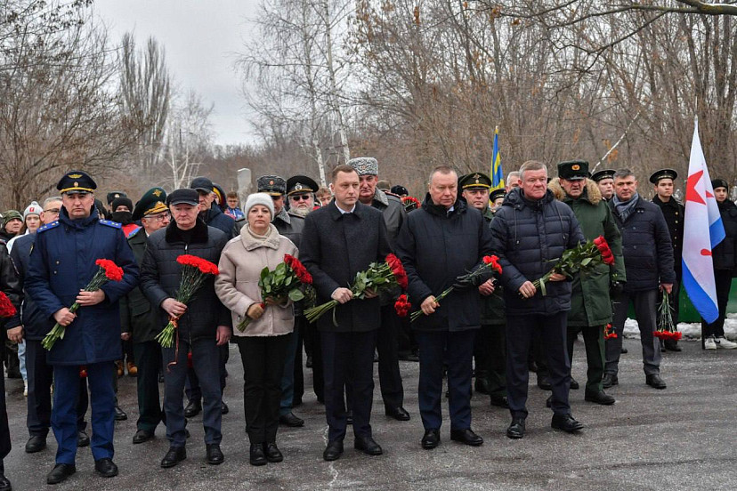 Саратовский губернатор почтил память погибших бойцов 