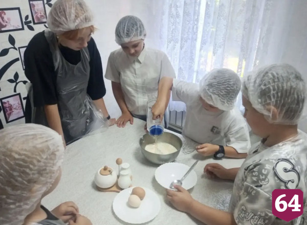 Саратовских детей на мастер-классе учили жарить оладушки