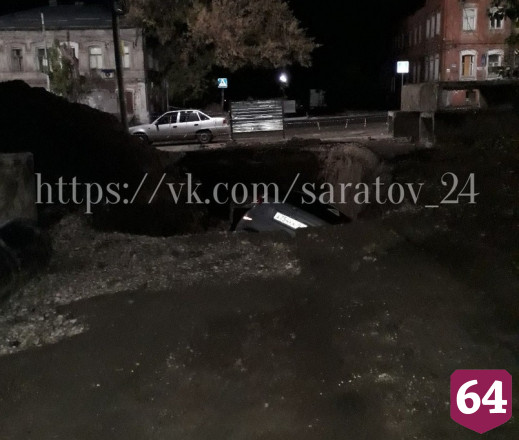 В Саратове ночью автомобиль такси попал в коммунальную траншею 