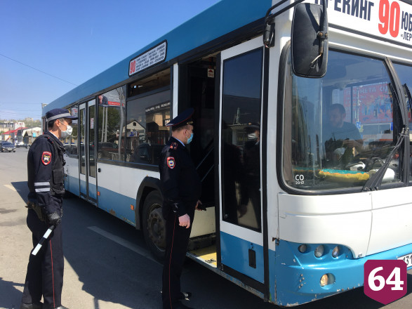 Автоинспекторы Саратова вручали водителям автобусов маски