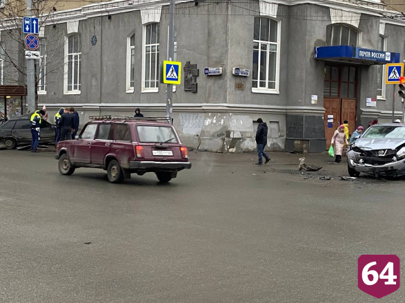 В центре Саратова автомобиль врезался в столб на тротуаре