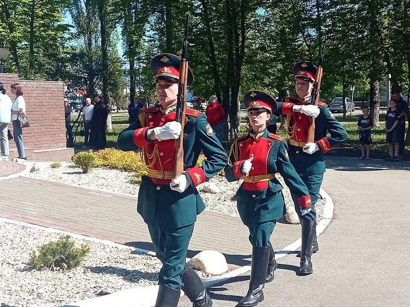На открытии обновленного мемориала героям прогремел трехкратный залп