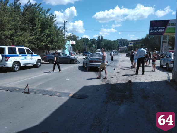 Уснувший водитель «Лады» протаранил иномарку у автобусной остановки