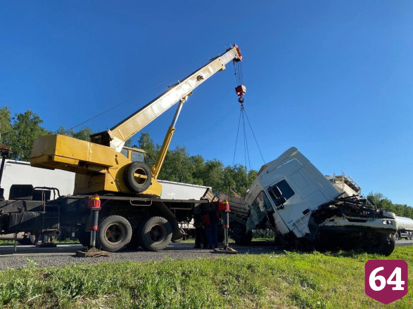 Под Саратовом водитель цементовоза протаранил грузовик с лесом и выжил