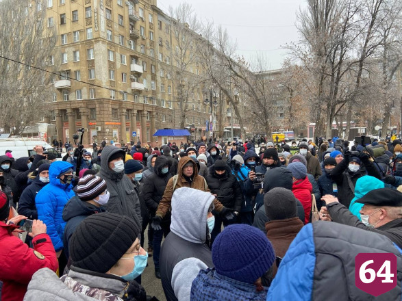 Участники незаконной акции в Саратове обматерили полицейских