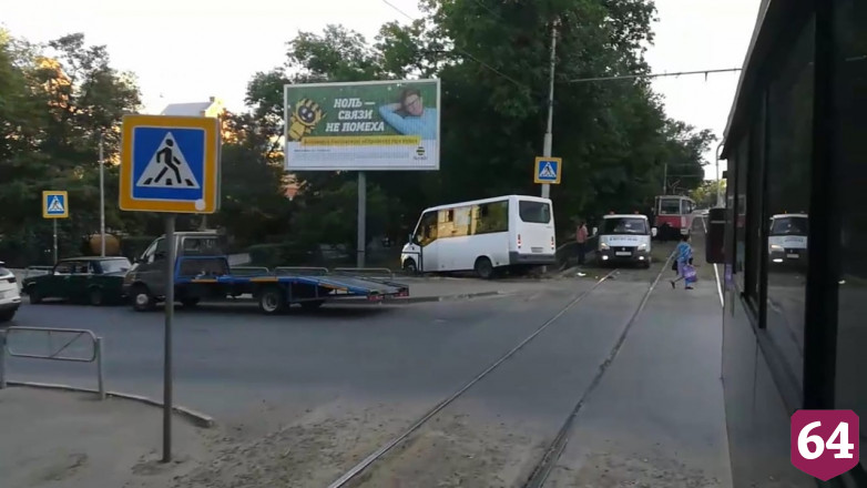 Маршрутка пробила забор и вылетела на аллею после ДТП с такси