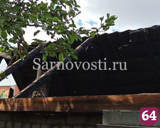 В Саратове огонь уничтожил баню пенсионера 