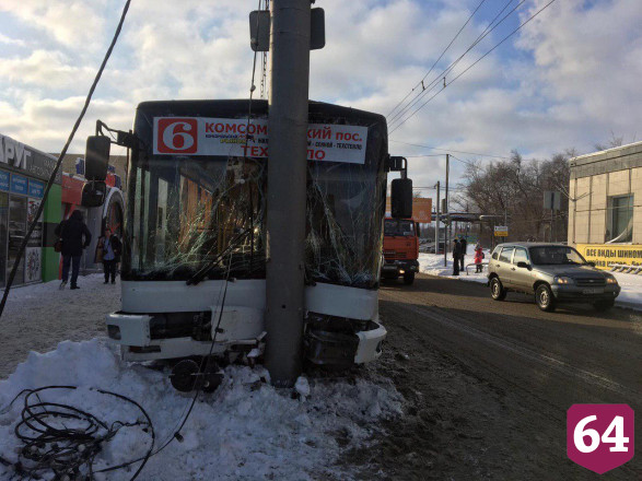 В Саратове автобус № 6 протаранил столб, ранено 11 человек