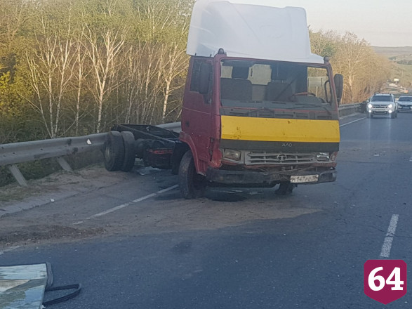 Под Саратовом дальнобойщик после ДТП вылетел из грузовика