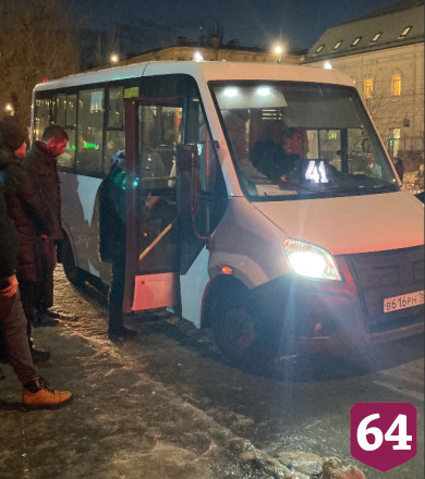 Чиновники вместе с саратовцами постояли в очереди на маршрутку 