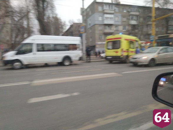 Ребенок и трое взрослых пострадали в ДТП с троллейбусом и маршруткой