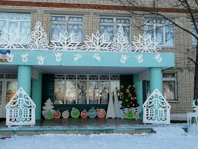 Школьники смастерили игрушки для главной новогодней елки 