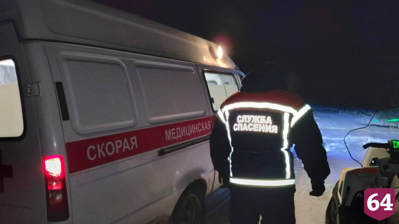 Под Саратовом спасатели на снегоходе эвакуировали больного 