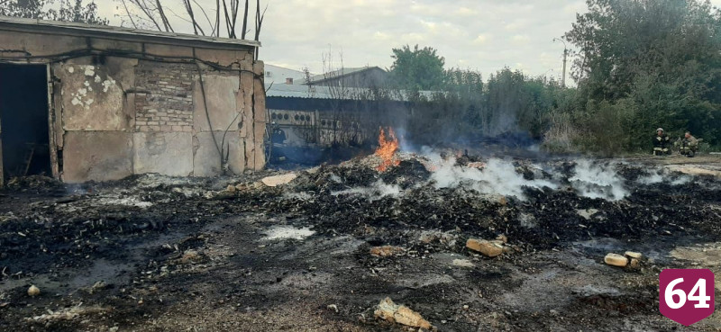 Под Саратовом крупный пожар уничтожил склад