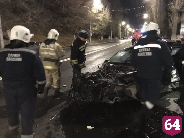 В Саратове 20-летний водитель разбил BMW о столб