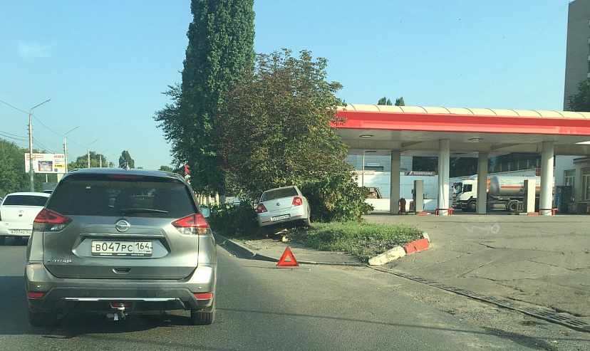 В Саратове иномарка вылетела на тротуар и врезалась в дерево