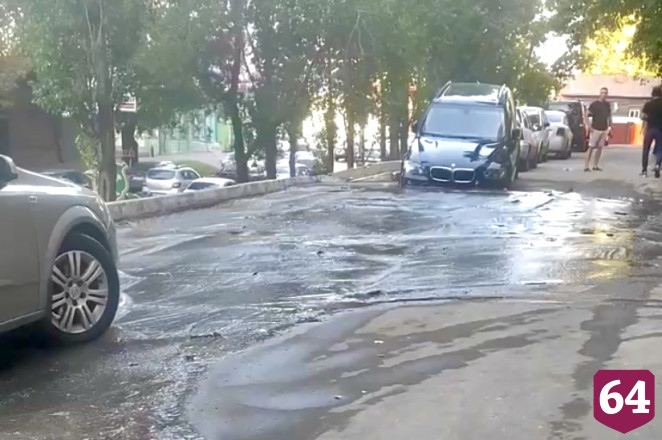В Саратове BMW провалился в залитую водой яму