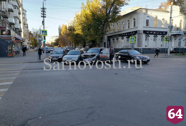 В центре Саратова не поделили дорогу такси и «Лада»