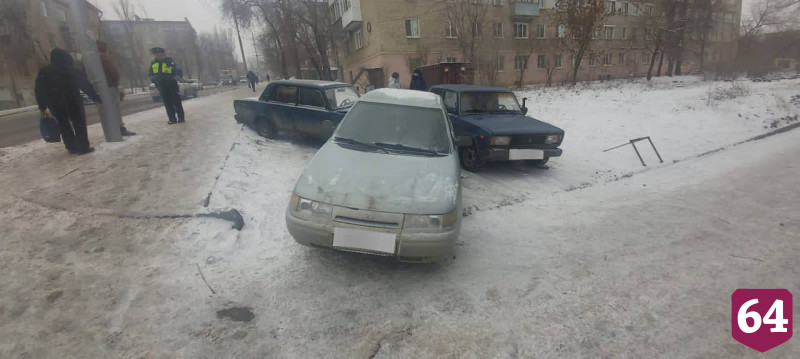 В Саратове легковушка задавила женщину после массовой аварии