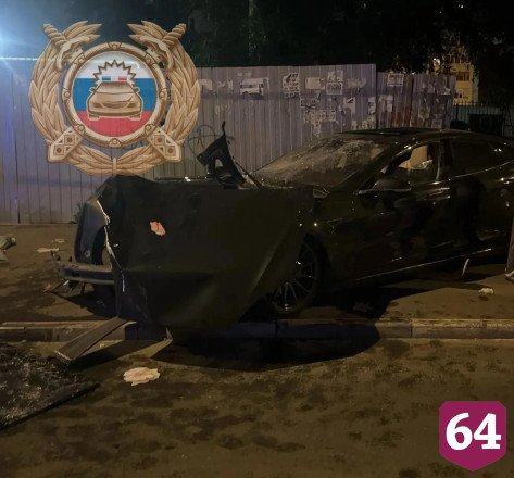 Мужчина погиб при столкновении «Теслы» со столбом в Энгельсе