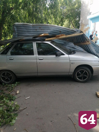 В Саратове крыша магазина «Красное и Белое» рухнула на две машины