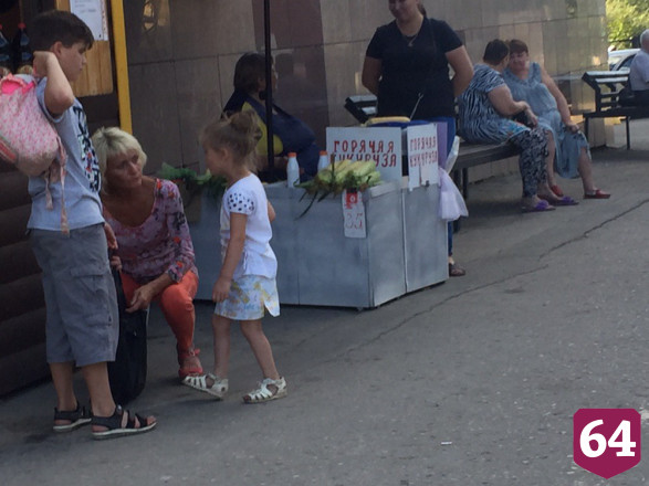 Саратовцы отдыхают в скверах и ходят за покупками без масок