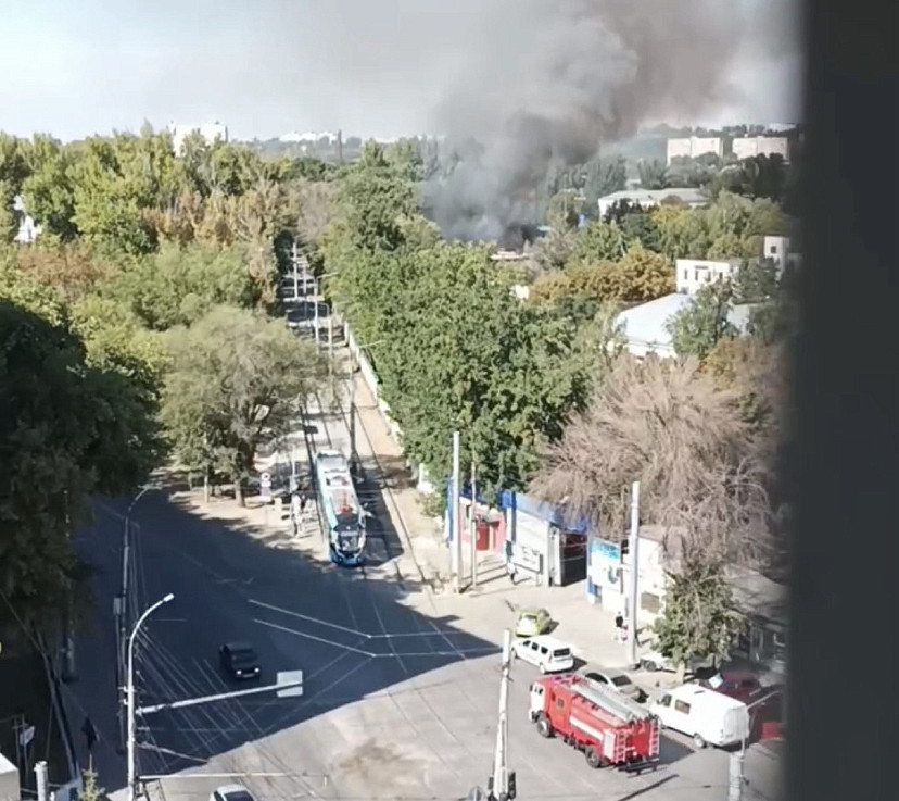 В Саратове 11 пожарных расчетов тушили заброшенное здание и мусор