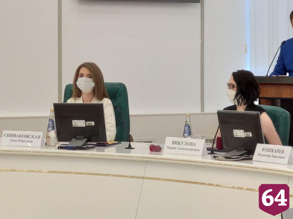 Студентка исполнила для губернатора написанную о Саратове песню 
