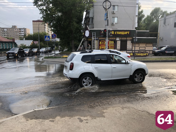 В Саратове водители молятся, чтобы не угодить в дорожную яму