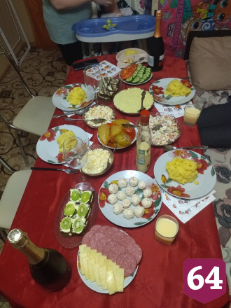 Жители Саратова показали новогодние столы