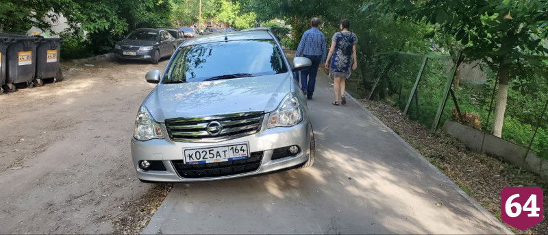 В Саратове автохамы заняли тротуар на пути к школе
