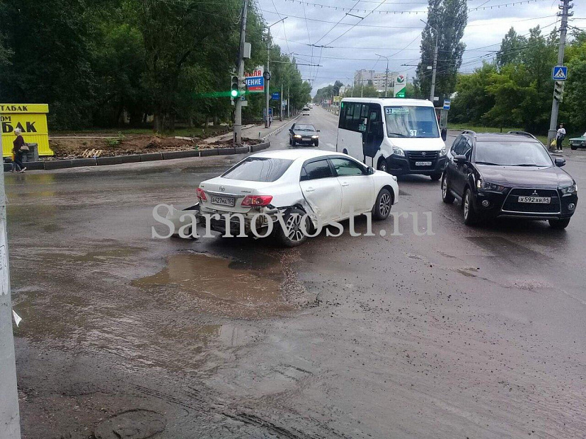 Женщины повредили ноги в ДТП на Московском шоссе
