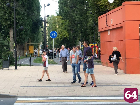 Жители Саратова снова вышли на прогулку без масок