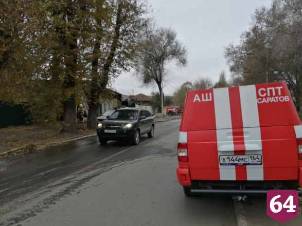 В Саратове сгорела шиномонтажная мастерская