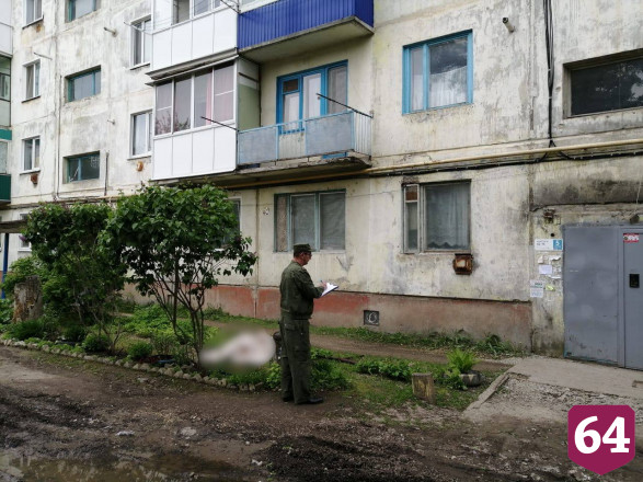 Мужчина через балкон пытался спуститься вниз и разбился