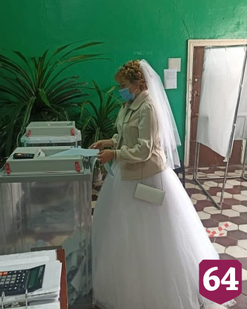Саратовские молодожены пришли на выборы после загса