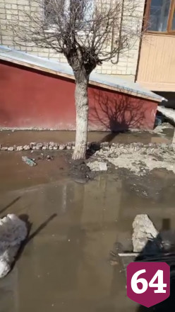 В Саратове подвалы девятиэтажки заливает нечистотами