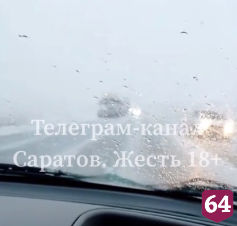 На трассе в снегопад застряли десятки фур по направлению к Саратову